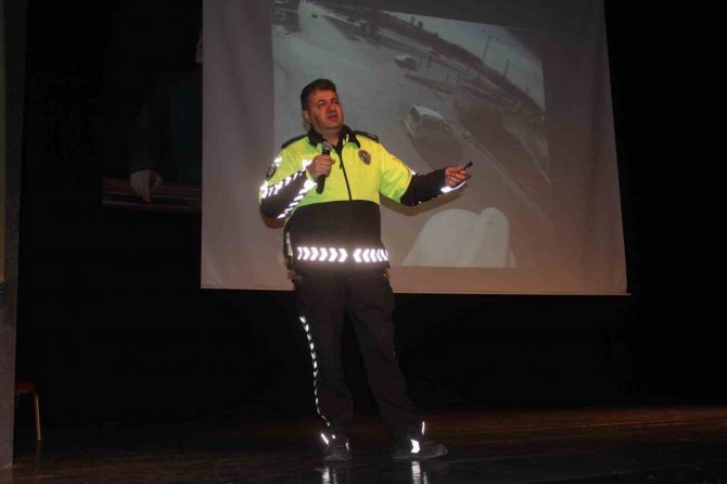 Salihli’de Muhtarlara Trafik Eğitimi Verildi