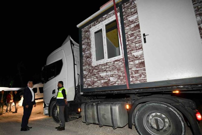 Muratpaşa’dan Deprem Bölgesin 200 Çadır Ve 18 Konteyner