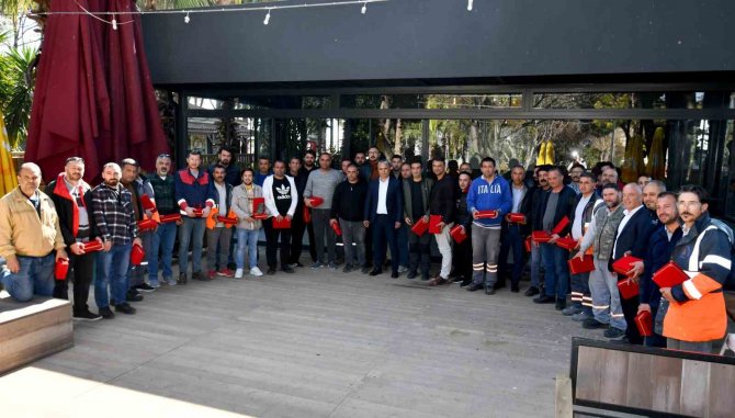 Muratpaşa’dan Deprem Bölgesin 200 Çadır Ve 18 Konteyner