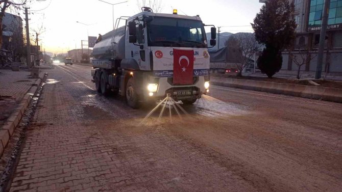 Altınordu Belediyesi, Deprem Bölgesinde Çevre Temizliği Çalışmalarını Sürdürüyor