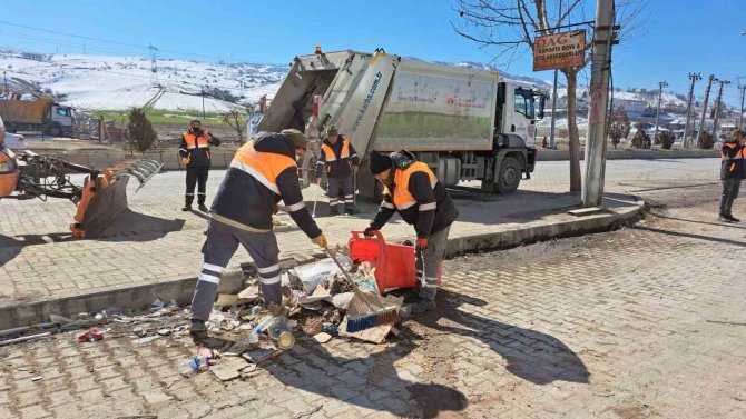 Altınordu Belediyesi, Deprem Bölgesinde Çevre Temizliği Çalışmalarını Sürdürüyor