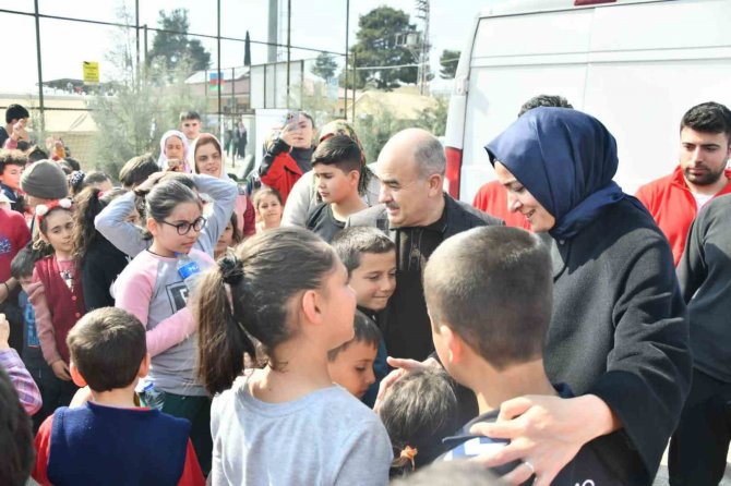 Vali Dağlı, Depremzedelere Sıcak Yemek Dağıttı