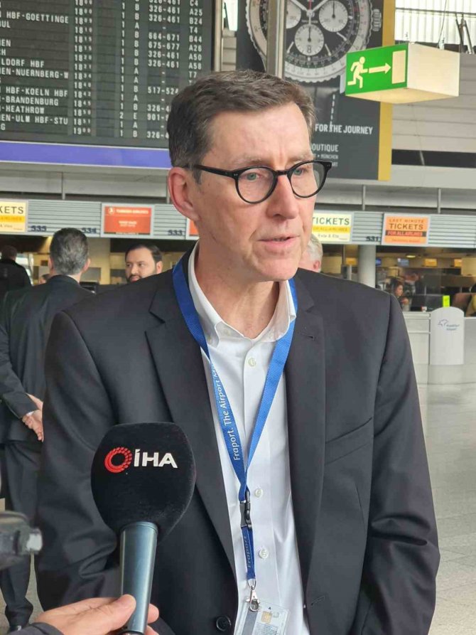 Frankfurt Havaalanı’nda Depremzedeler İçin Saygı Duruşunda Bulunuldu