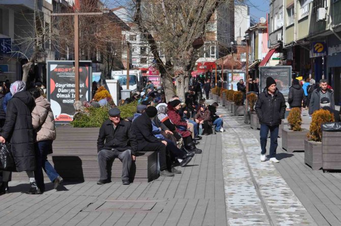 Artan Hava Sıcaklığını Fırsat Bilen Vatandaşlar Adeta Sokaklara Döküldü