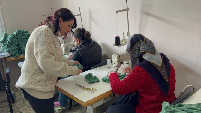 Silopi’de Kadınlar Depremzedeler İçin Kıyafet Dikiyor