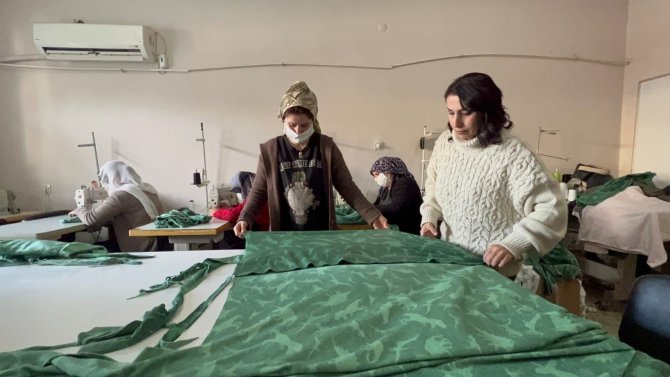 Silopi’de Kadınlar Depremzedeler İçin Kıyafet Dikiyor