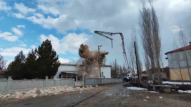Depremde Zarar Gören Minare Kontrollü Olarak Yıkıldı