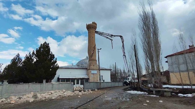 Depremde Zarar Gören Minare Kontrollü Olarak Yıkıldı