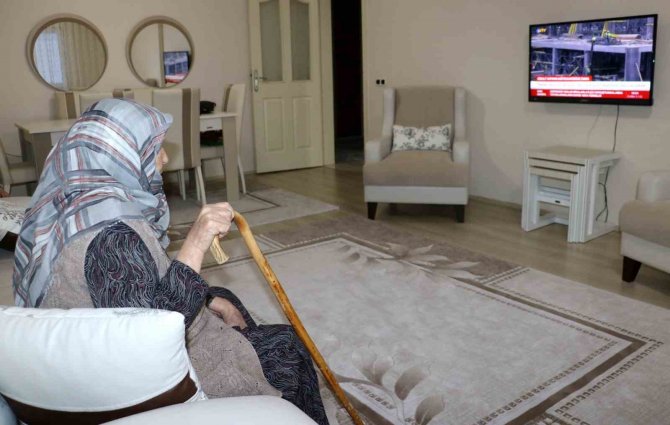 90 Yaşındaki Zehra Nine Evinin Kapılarını Depremzede Aileye Açtı