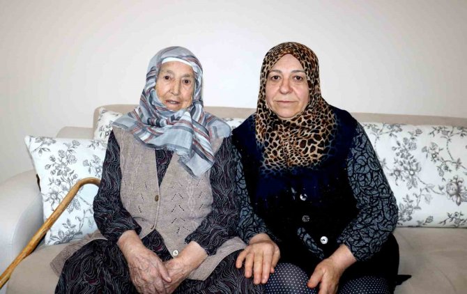 90 Yaşındaki Zehra Nine Evinin Kapılarını Depremzede Aileye Açtı