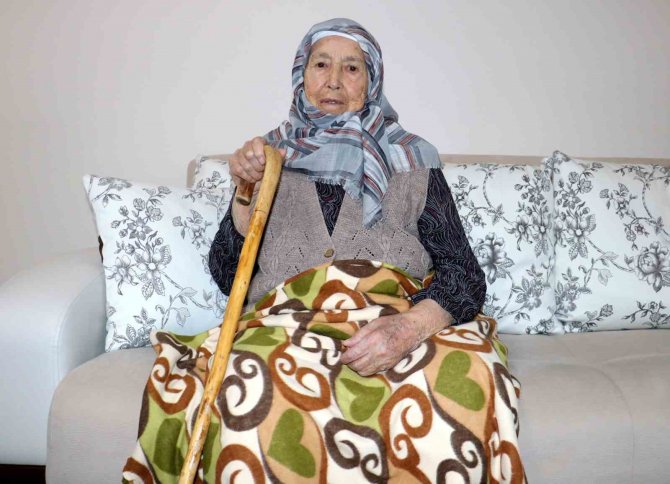 90 Yaşındaki Zehra Nine Evinin Kapılarını Depremzede Aileye Açtı