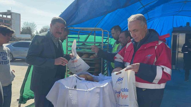 Sultangazi Belediyesi’nden Deprem Bölgesine Sıcak Ekmek