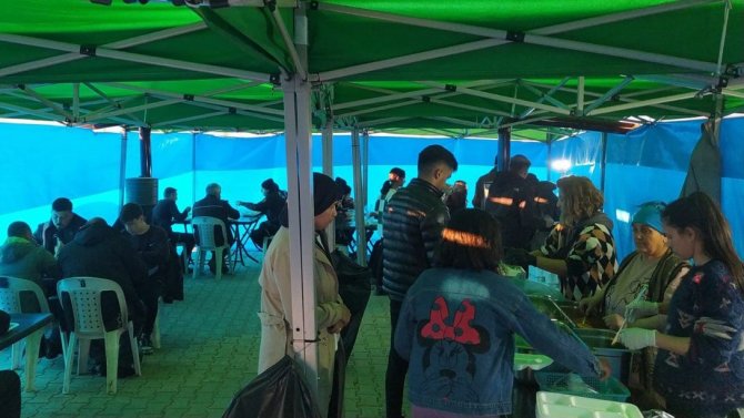 Tepebaşı’ndan İ̇slahiye’de 5 Bin Kişilik Kahvaltı Ve Sıcak Yemek Servisi