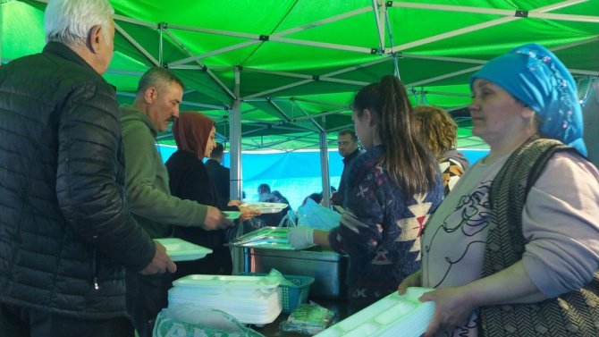 Tepebaşı’ndan İ̇slahiye’de 5 Bin Kişilik Kahvaltı Ve Sıcak Yemek Servisi