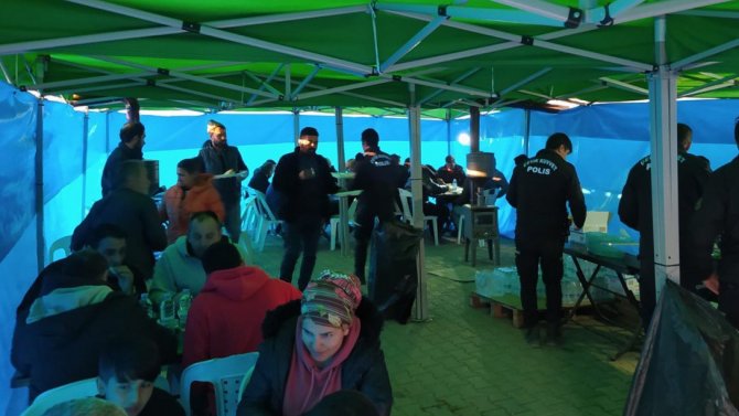 Tepebaşı’ndan İ̇slahiye’de 5 Bin Kişilik Kahvaltı Ve Sıcak Yemek Servisi