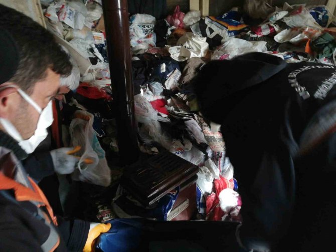 Çöp Eve Dönüşen Daireden 10 Kamyon Çöp Çıktı