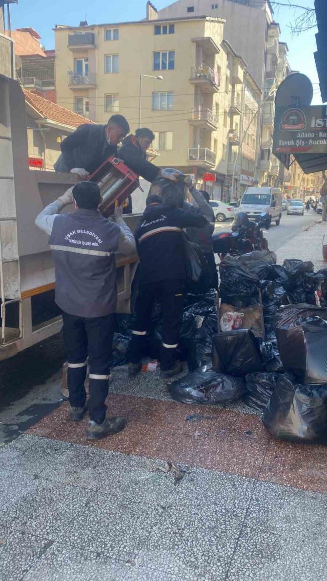 Çöp Eve Dönüşen Daireden 10 Kamyon Çöp Çıktı