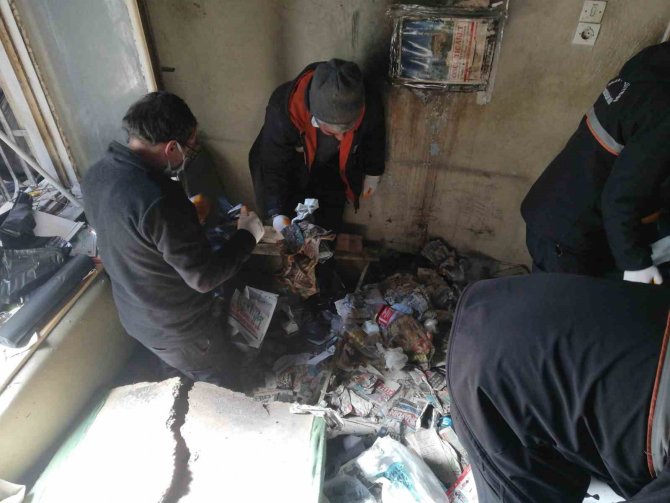 Çöp Eve Dönüşen Daireden 10 Kamyon Çöp Çıktı