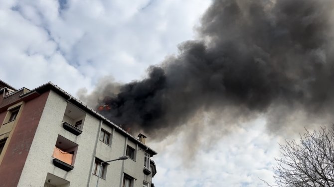 Üsküdar’da 5 Katlı Binada Çıkan Yangın 2 Binaya Daha Sirayet Etti
