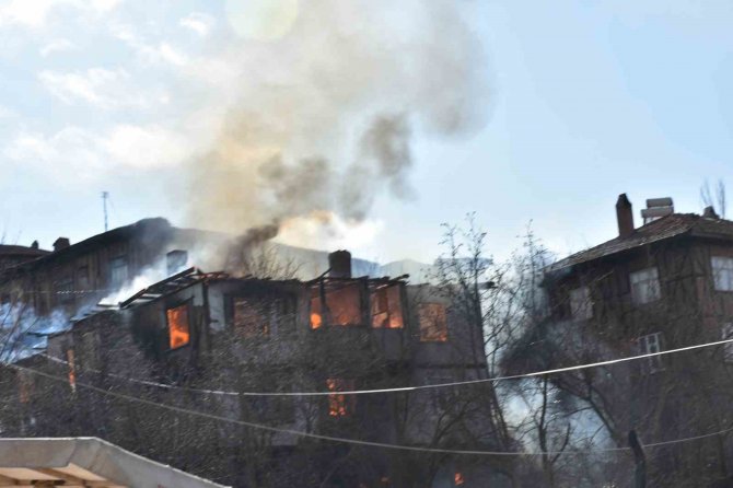 Sobadan Çıkan Yangında Evde Bulunan Tüpler Patladı, Köyü Korku Sardı