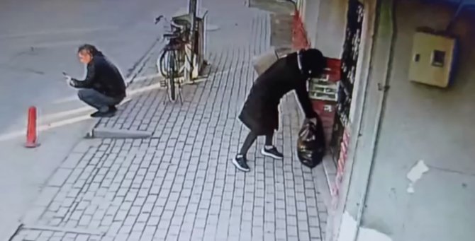 Yardım Görevlisinin Çantasını Çalan Kadın Kameraya Yansıdı