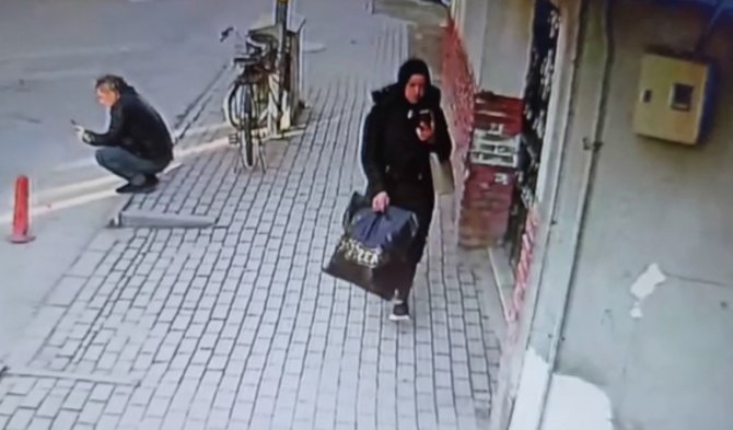 Yardım Görevlisinin Çantasını Çalan Kadın Kameraya Yansıdı