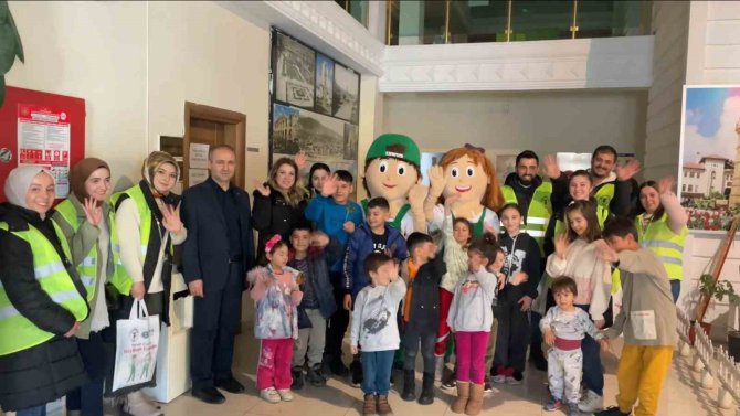 Depremzede Çocuklar Gönüllü Oyun Arkadaşlarıyla Moral Buluyor