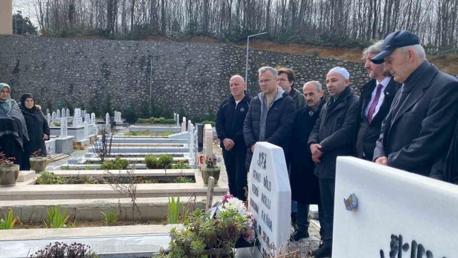 Akıllı Mezarı Başında Anıldı
