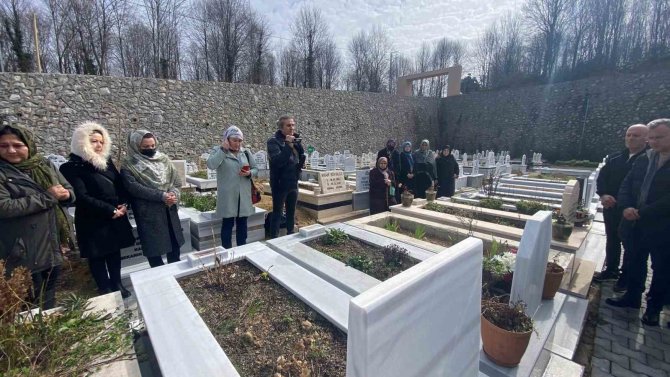 Akıllı Mezarı Başında Anıldı