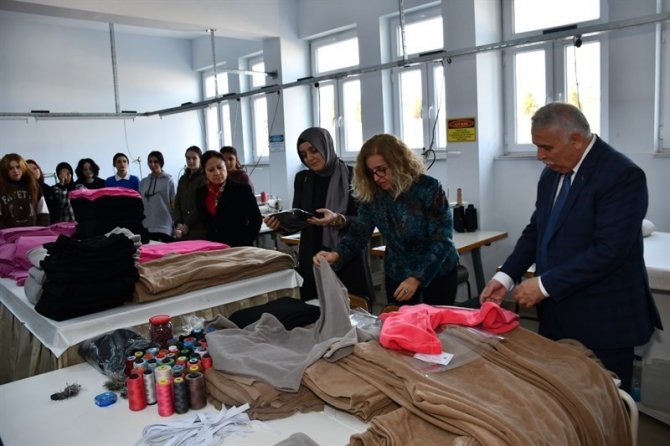 Zor Günde Liseler Bile Birer Fabrikaya Dönüştü