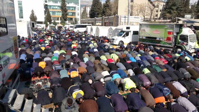 Kahramanmaraş’ta Depremde Ölenler İçin Eller Semaya Açıldı
