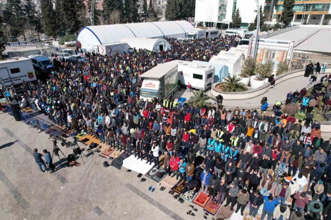 Kahramanmaraş’ta Depremde Ölenler İçin Eller Semaya Açıldı