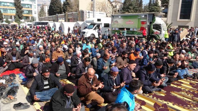 Kahramanmaraş’ta Depremde Ölenler İçin Eller Semaya Açıldı