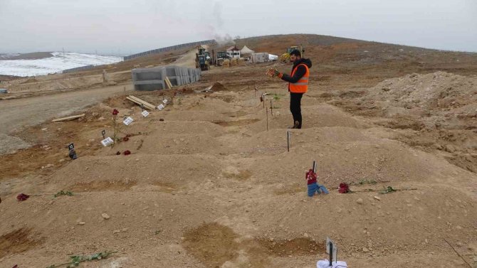 Depremde Kayan İki Dağın Altında Kalan 48 Kişi Hayatını Kaybetti