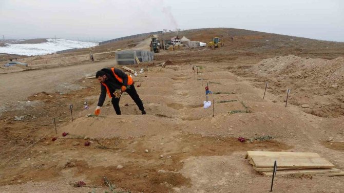 Depremde Kayan İki Dağın Altında Kalan 48 Kişi Hayatını Kaybetti