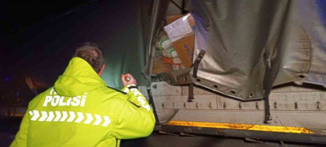 Yardım Malzemeleri Taşıyan Tır Kaza Yaptı