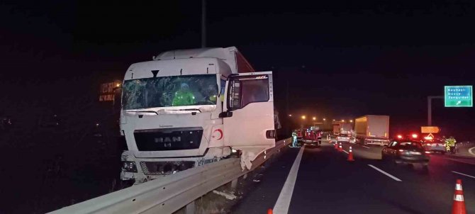 Yardım Malzemeleri Taşıyan Tır Kaza Yaptı