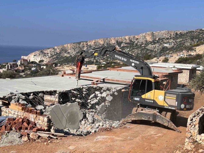 Kaş’ta 7 Kaçak Yapı Yıkıldı