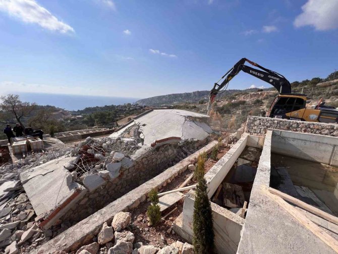 Kaş’ta 7 Kaçak Yapı Yıkıldı