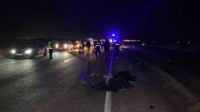 Aracın Çarpmasıyla 25 Metre Sürüklenen Yabancı Uyruklu Yaya Hayatını Kaybetti