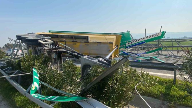 Seyir Halinde Dorsesi Açılan Kamyon Ortalığı Savaş Alanına Çevirdi