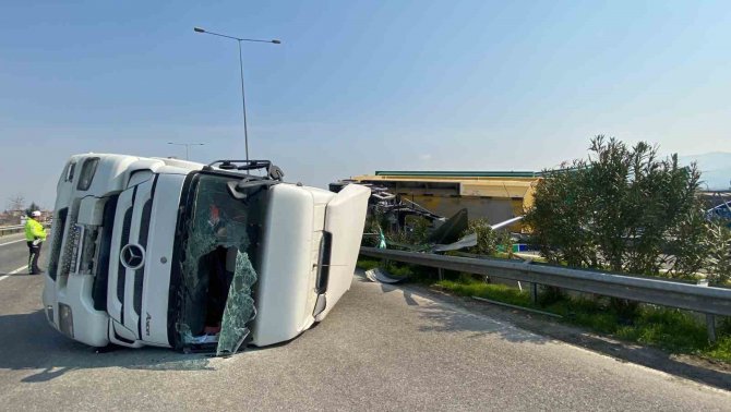 Seyir Halinde Dorsesi Açılan Kamyon Ortalığı Savaş Alanına Çevirdi