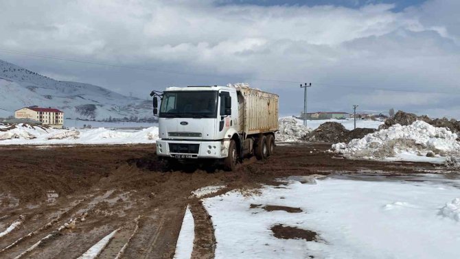 Karlıova’da Yağan Kar, Kamyonlarla İlçe Dışına Taşınıyor