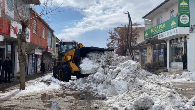 Karlıova’da Yağan Kar, Kamyonlarla İlçe Dışına Taşınıyor