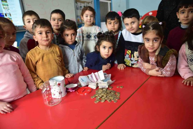 Ana Sınıfı Öğrencileri Pizza Ve Gezi Paralarını Depremzede Çocuklara Bağışladı