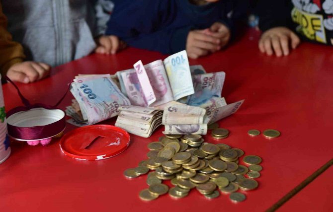 Ana Sınıfı Öğrencileri Pizza Ve Gezi Paralarını Depremzede Çocuklara Bağışladı