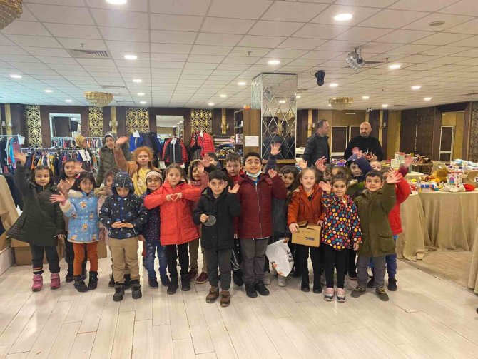 Öğrenciler Oyuncaklarını Depremzede Kardeşleriyle Paylaştı
