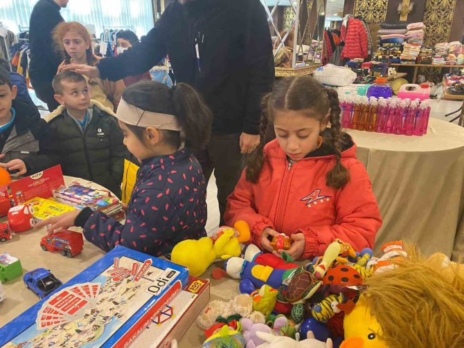 Öğrenciler Oyuncaklarını Depremzede Kardeşleriyle Paylaştı
