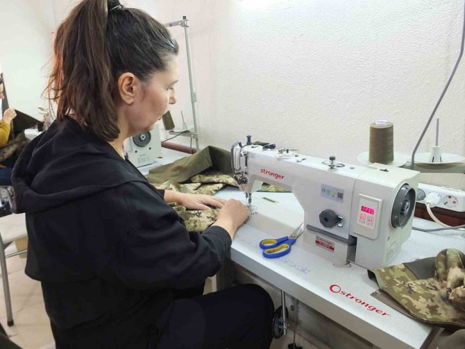 Balıkesir’de Halk Eğitimi Öğretmenleri Ve Usta Öğreticileri Depremzedeler İçin Üretmeye Devam Ediyor