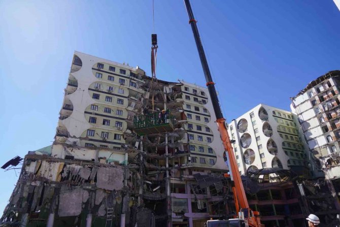 Ağır Hasarlı Galeria İ̇ş Merkezindeki 13 Kedi Kurtarıldı